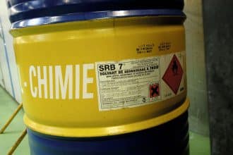 Étiquette colorée d'un produit chimique avec symbole de danger et instructions claires