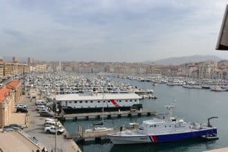 Vue panoramique du port de Marseille avec des navires et des activités commerciales