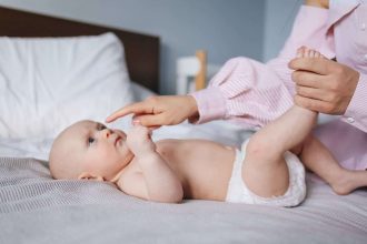 Comparaison des couches Pampers et d'autres marques pour bébés