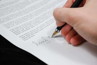 Un entrepreneur réfléchissant à son assurance professionnelle