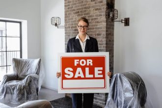 Formation et compétences essentielles pour ouvrir une agence immobilière