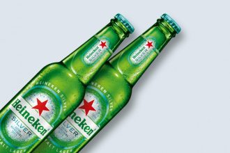 Sélection de bières fraîches dans un marché animé Heineken