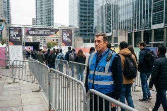 Agent de sécurité en uniforme surveillant l'entrée d'un événement public