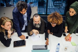 Réunion d'équipe pour discuter des avantages d'un CRM en entreprise