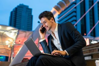 Homme d'affaires caucasien discutant au téléphone dans un cadre professionnel