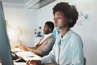 Équipe commerciale utilisant un logiciel CRM pour optimiser les ventes