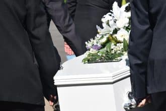 Cercueil et fleurs lors d'une cérémonie funéraire à Lille