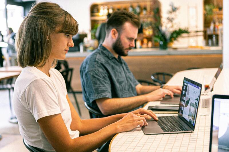 deux collaborateurs