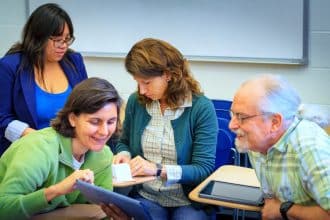 Collaborateurs en séance de coaching professionnel pour atteindre leurs objectifs