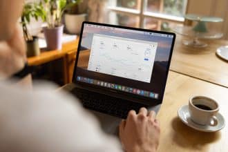 Professionnel indépendant travaillant sur un ordinateur portable dans un café