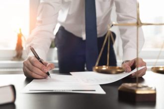 Avocat conseillant un entrepreneur sur la création d'entreprise
