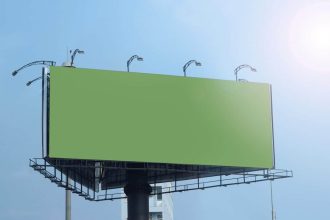 Panneau publicitaire grand format dans un paysage urbain dynamique