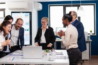 Équipe de direction enthousiaste lors d'une formation en management à distance