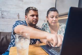 Jeune couple discutant de la formation HACCP pour ouvrir un restaurant