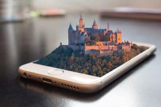 collaborateur utilisant un smartphone pour une intégration immersive