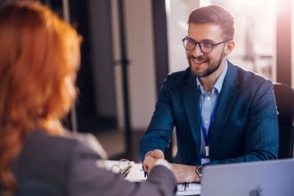 consultant discutant avec un expert-comptable dans un bureau moderne