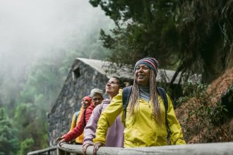 Personne âgée marchant en pleine nature lors d'une activité de Team Building