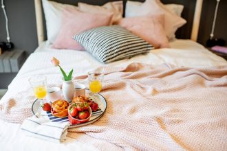 petit-déjeuner appétissant servi sur un lit confortable