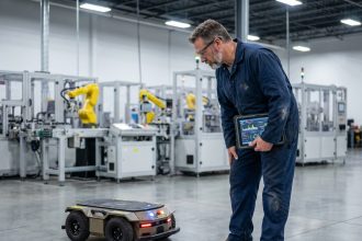 Technicien en maintenance avec robot autonome en usine