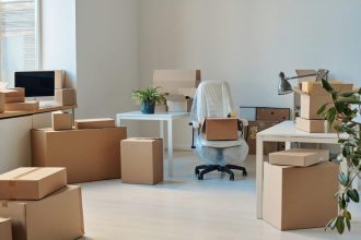 Équipe en train de planifier un déménagement professionnel organisé